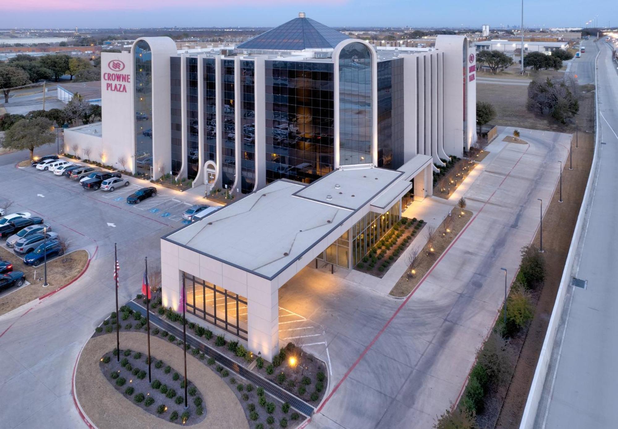 Crowne Plaza Suites Arlington, An Ihg Hotel Exterior photo